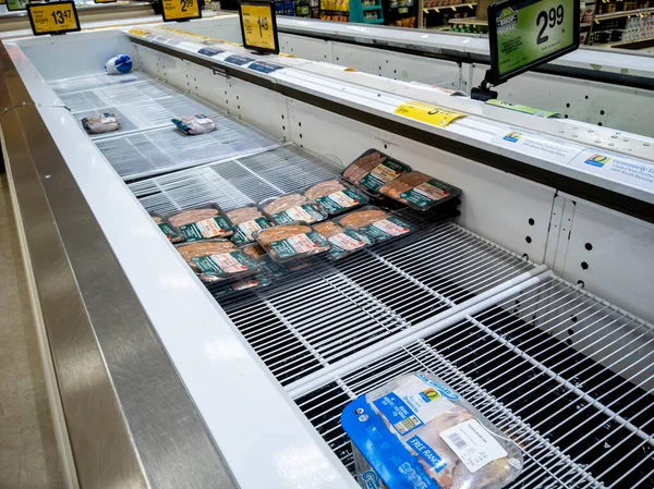 Kirkland, WA USA - Ocak 2022: Washington 'daki yoğun kar fırtınaları sırasında Safeway' deki bir markette yiyecek kıtlığının açılı görünümü.