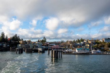 Cuma Limanı, WA USA - Kasım 2021: Güneşli, bulutlu bir günde Washington State Feribotundan muhteşem Cuma Limanı manzarası