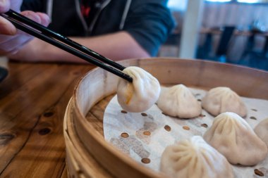 Xiao Long Bao 'nun yakın görüntüsü bir restoranın içinde bir sepetin içinde.