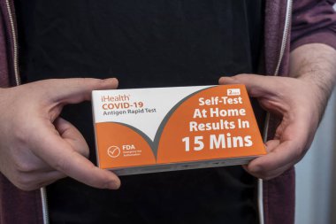 Seattle, WA USA - Ocak 2022 dolaylarında Covid 19 testinde tutulan beyaz bir erkek görüldü.