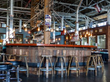 Tacoma, WA USA - Ağustos 2021: 7 Deniz Bira Fabrikası ve Taproom 'un iç mekanı, bir barmen müşterinin siparişini kasadan arıyor.