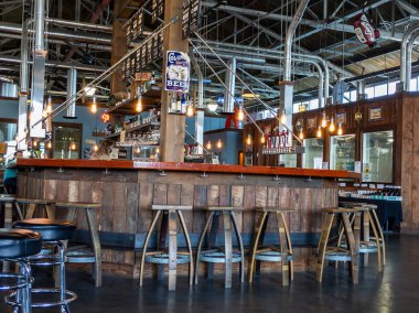Tacoma, WA USA - Ağustos 2021: 7 Deniz Bira Fabrikası ve Taproom 'un iç mekanı, bir barmen müşterinin siparişini kasadan arıyor.