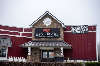 Lynnwood, WA USA - Ocak 2022: Bulutlu bir günde bir Red Lobster deniz ürünleri restoranının dış görüntüsü.