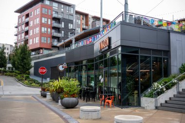 Kirkland, WA USA - Kasım 2021: Kirkland şehir merkezindeki Vinason Pho Kitchen manzaralı bulutlu bir günde.