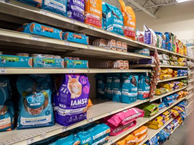 Woodinville, WA USA - Şubat 2022: Bir Petsmart mağazasının içindeki kuru ve ıslak kedi maması reyonunun seçici odak noktası