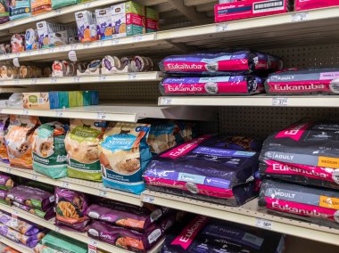 Woodinville, WA USA - Şubat 2022: Bir Petsmart mağazasının içindeki kuru ve ıslak kedi maması reyonunun seçici odak noktası
