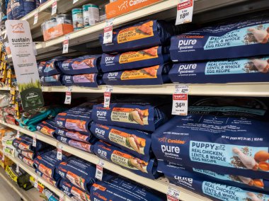 Woodinville, WA USA - Şubat 2022: Bir Petsmart mağazasında paketlenmiş ve ıslanmış Canidae markalı köpek mamasının açılı görünümü.