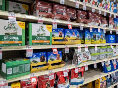 Woodinville, WA USA - Şubat 2022: Bir Petsmart mağazasının içindeki köpek diş tedavisi koridoruna odaklanmış..
