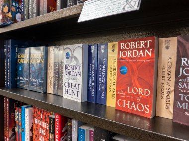 Woodinville, WA USA - Şubat 2022: Zaman Çarkı serisinin açılı görüntüsü Barnes ve Noble kitap perakendecisi içinde bir rafta dizildi