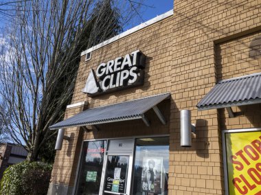Woodinville, WA USA - Şubat 2022: Parlak, güneşli bir günde Great Clips kuaför salonunun düşük açılı görüntüsü.