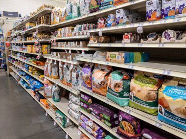 Woodinville, WA USA - Şubat 2022: Bir Petsmart mağazasının içindeki kuru ve ıslak kedi maması reyonunun seçici odak noktası.