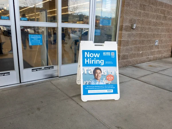 Woodinville, WA USA - Şubat 2022: Bir Ross Dress mağazasının girişinin hemen dışındaki bir sandviç panosunun açılı görünümü