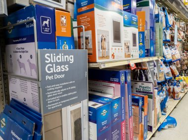 Woodinville, WA USA - Şubat 2022: Petsmart mağazasındaki evcil hayvan kapısı bölümünün seçici odak noktası.