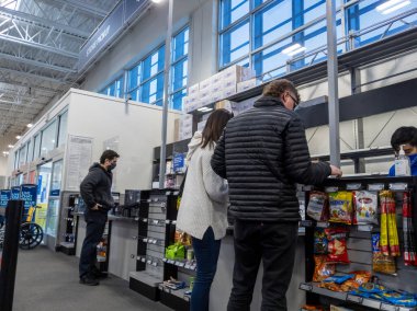 Bellevue, WA USA - Aralık 2021: Best Buy elektronik mağazasının kasasındaki müşterileri görmek.