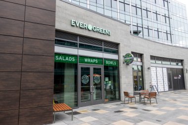 Kirkland, WA USA - Kasım 2021: Evergreens salatası ve şehir merkezindeki Kirkland Şehir Alışveriş Merkezi 'nde ambalaj manzarası.