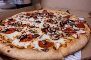 Seattle, WA USA - Ekim 2021: Macro, pizza sipariş edildikten sonra mutfak tezgahında duran Pizza Hut pizza kutusu üzerine seçici bir odaklanma.