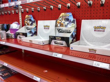 Seattle, WA USA - Şubat 2022: Pokemon kartlarının özellikle odak noktası olan boş bir kart koridorunun açılı görünümü.