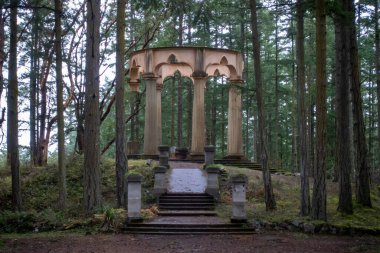 Cuma Limanı, WA USA - Kasım 2021: Roche Limanı 'nda yağmurlu ve bulutlu bir günde McMillian mozolesinin güzel manzarası.