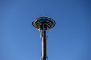 Seattle, WA USA - takriben Mart 2022: Seattle Space Needle 'ın ikonik görüntüsü açık, parlak mavi gökyüzüne karşı.