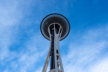 Seattle, WA USA - takriben Mart 2022: Seattle Space Needle 'ın ikonik görüntüsü açık mavi gökyüzüne karşı.