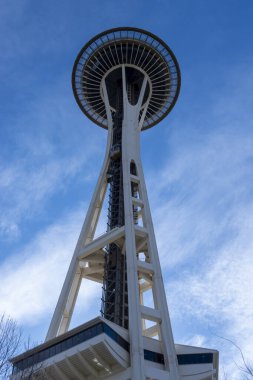 Seattle, WA USA - takriben Mart 2022: Seattle Space Needle 'ın ikonik görüntüsü açık mavi gökyüzüne karşı