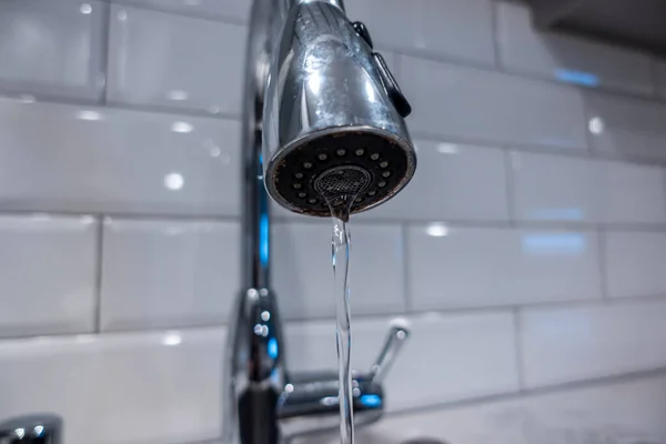 Bajo Ángulo Enfoque Macro Selectivo Grifo Del Fregadero Cocina Acero — Foto de Stock