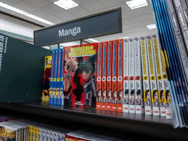 Woodinville, WA USA - Şubat 2022: Barnes ve Noble kitapçılarındaki popüler My Hero Academia mangasına bakış açısı.