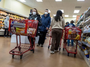 Kirkland, WA USA - Şubat 2022: Bir Tüccar Joe 'nun marketinden alışveriş yapan birçok kişinin açılı görünümü.