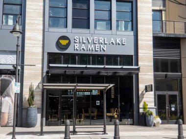 Kirkland, WA USA - Mart 2021: Totem Gölü alışveriş bölgesindeki Silverlake Ramen 'in dış görünüşü.