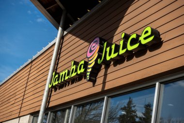 Woodinville, WA USA - Şubat 2022: Şehir merkezindeki Jamba Juice smoothie dükkanının dış görünüşü.