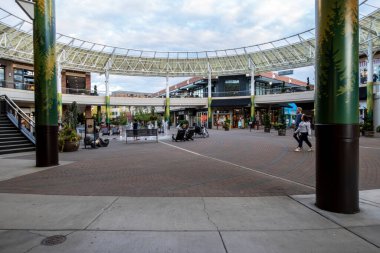 Redmond, WA USA - Mart 2021: Redmond Towncenter şehir merkezinin merkez alışveriş alanı sokak manzarası.