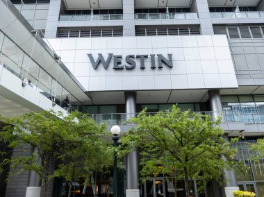 Bellevue, WA USA - Haziran 2021: Bellevue şehir merkezindeki Westin Oteli 'nin girişinin düşük açılı görüntüsü.