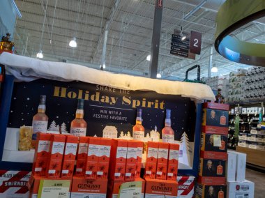 Bellevue, WA USA - Aralık 2021: Toplam Şarap İçecek Dükkanı 'nda Tatil Ruhu' nu Paylaşım 'ın açılı görünümü.