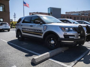 Tacoma, WA USA - Ağustos 2021: Güneşli bir günde kampüs otoparkındaki Washington Üniversitesi kampüs güvenlik aracının açılı görüntüsü.