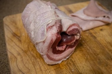 Yaklaş, pişmemiş domuz şaraba odaklan. Tonkotsu ramen için pişirilmek üzere.