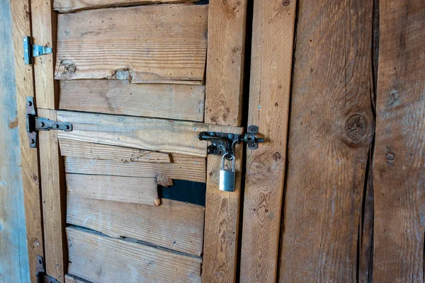 Kąt Widzenia Rustykalne Drewniane Drzwi Metalowym Zatrzaskiem Kłódką Utrzymanie Bezpieczne — Zdjęcie stockowe