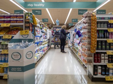 Kirkland, WA USA - Ekim 2021: Bir Safeway marketinin eczane bölümünde kadın bakımı ve ilaveleri.