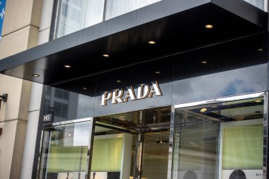 Bellevue, WA USA - Haziran 2021: Prada lüks bir markanın girişinin düşük açılı görüntüsü.