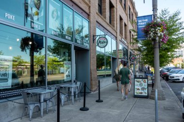 Tacoma, WA USA - Ağustos 2021: Tacoma şehir merkezindeki Max restoranına Sam Choy 's Poke' un sokak manzarası.