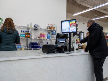 Gold Bar, WA USA - Ocak 2022: Gold Bar Aile Bakkalından yaşlı bir adam piyango bileti alıyor.