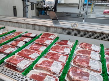 Gold Bar, WA USA - Ocak 2022: Gold Bar Family Grocer 'daki çiğ et bölümünün açılı görünümü.