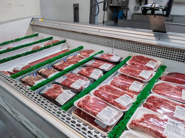 Gold Bar, WA USA - Ocak 2022: Gold Bar Family Grocer 'daki çiğ et bölümünün açılı görünümü.