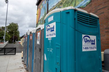 Woodinville, WA USA - Eylül 2021: Bulutlu bir günde şehir merkezinde bir sıra portatif tuvalet.