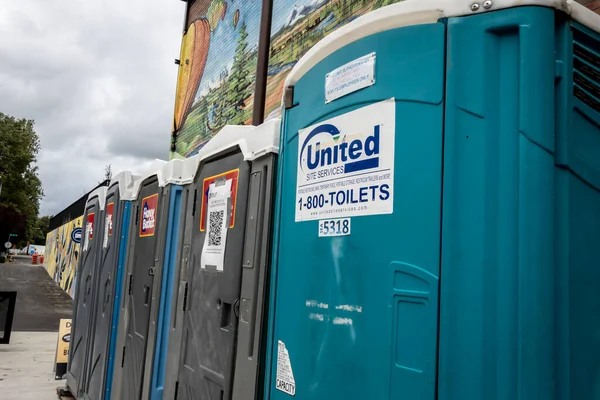 Woodinville, WA USA - Eylül 2021: Bulutlu bir günde şehir merkezinde bir sıra portatif tuvalet.