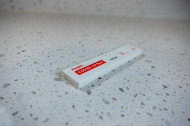 Seattle, WA USA - Nisan 2022: Evde Covid 19 antijen testi yaptıran birini görmek.