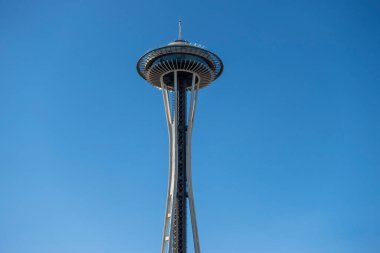 Seattle, WA USA - takriben Mart 2022: Seattle Space Needle 'ın ikonik görüntüsü açık, parlak mavi gökyüzüne karşı.