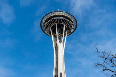 Seattle, WA USA - takriben Mart 2022: Seattle Space Needle 'ın ikonik görüntüsü açık, parlak mavi gökyüzüne karşı.