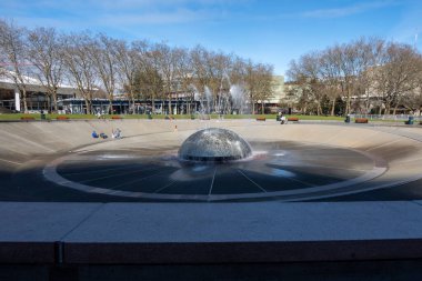 Seattle, WA USA - Mart 2022: Güneşli bir günde şehir merkezindeki Space Needle yakınlarındaki Uluslararası Çeşme 'nin muhteşem manzarası.