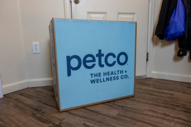 Seattle, WA USA - Nisan 2022: Petco.com 'dan bir evin girişindeki büyük bir teslimat paketinin açılı görünümü.