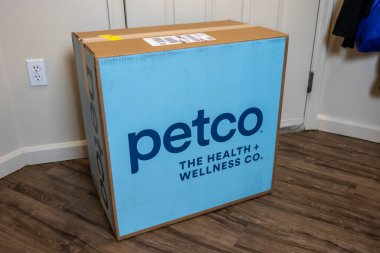 Seattle, WA USA - Nisan 2022: Petco.com 'dan bir evin girişindeki büyük bir teslimat paketinin açılı görünümü.